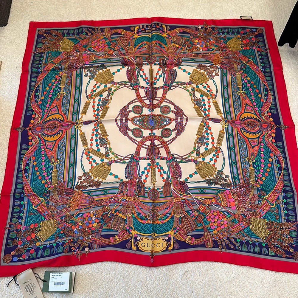 Gucci scarf. NWT Silk 90x90 Authentic
